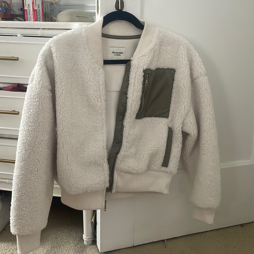 Fuzzy Sherpa Abercrombie bomber size M